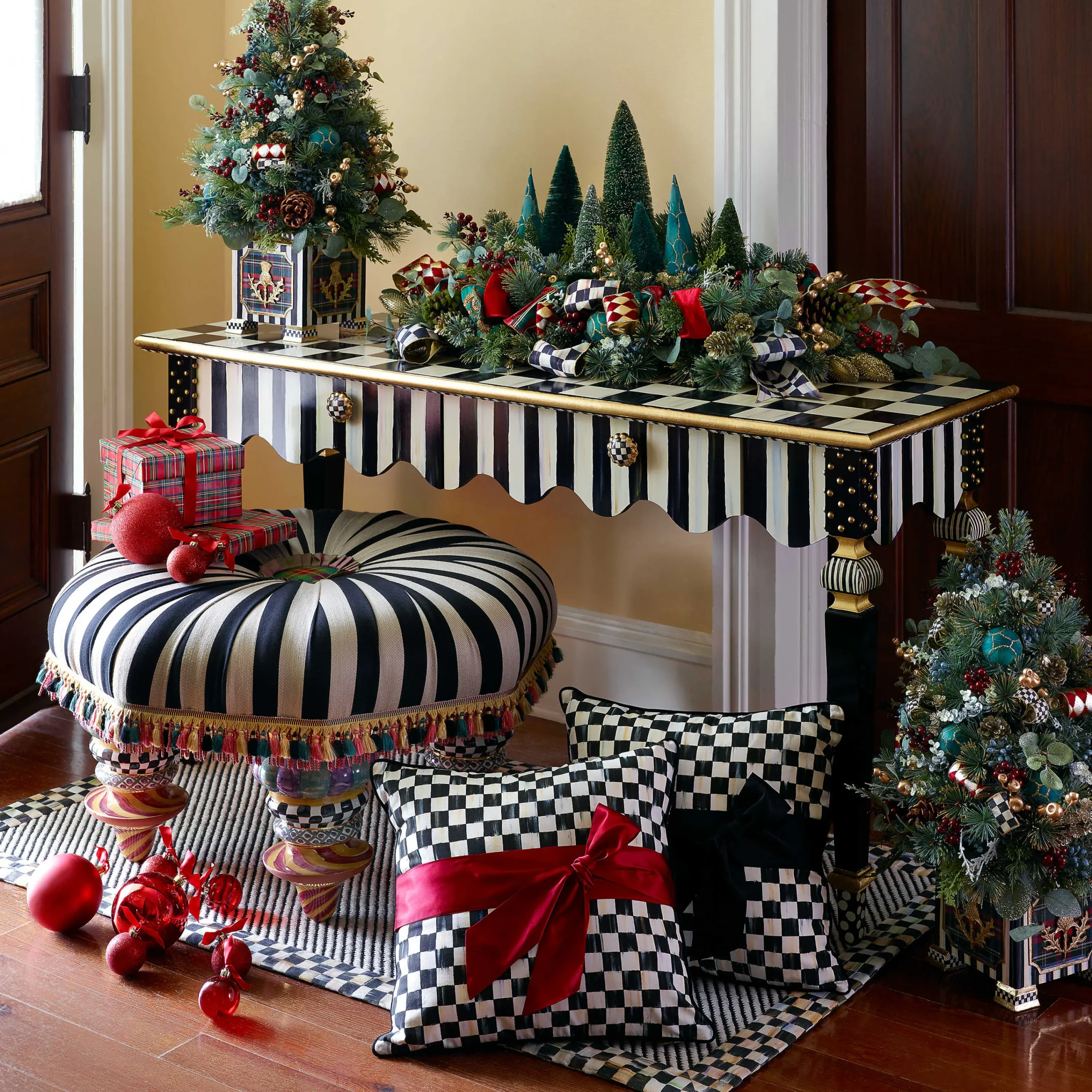 MacKenzie-Childs Living Room<On Wall Street Setting Seat