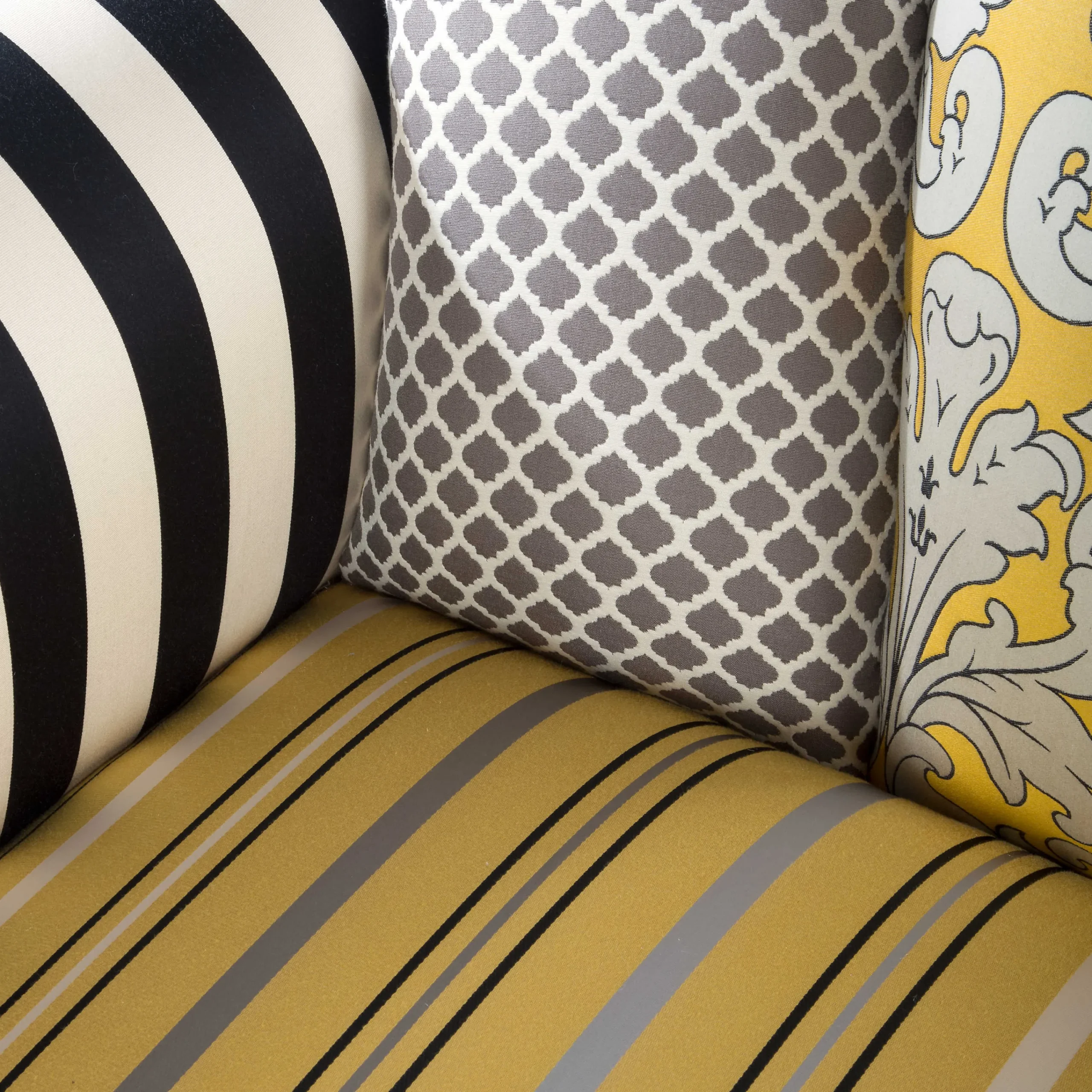 MacKenzie-Childs Living Room<Queen Bee Loveseat